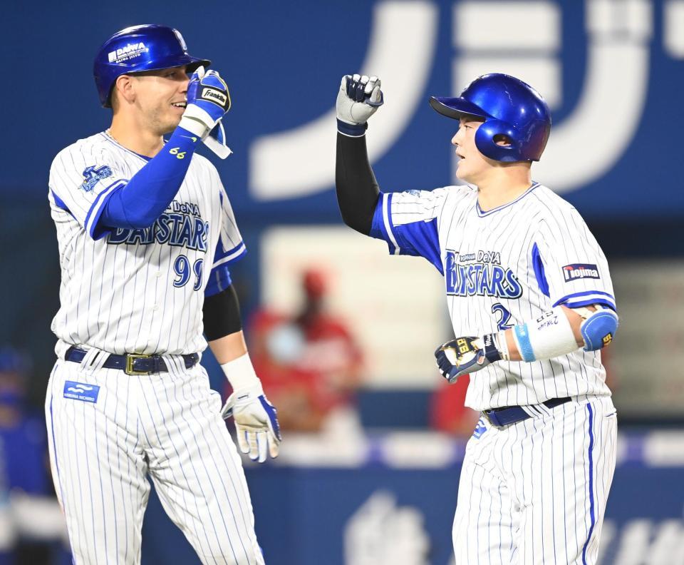 　４回、２ランを放ち、ソト（左）とタッチをかわす牧（撮影・高石航平）