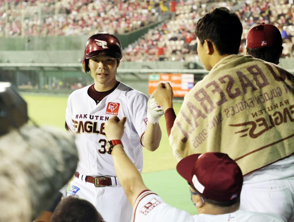 　５回、３ランを放った島内はベンチ前でナインの出迎えを受ける