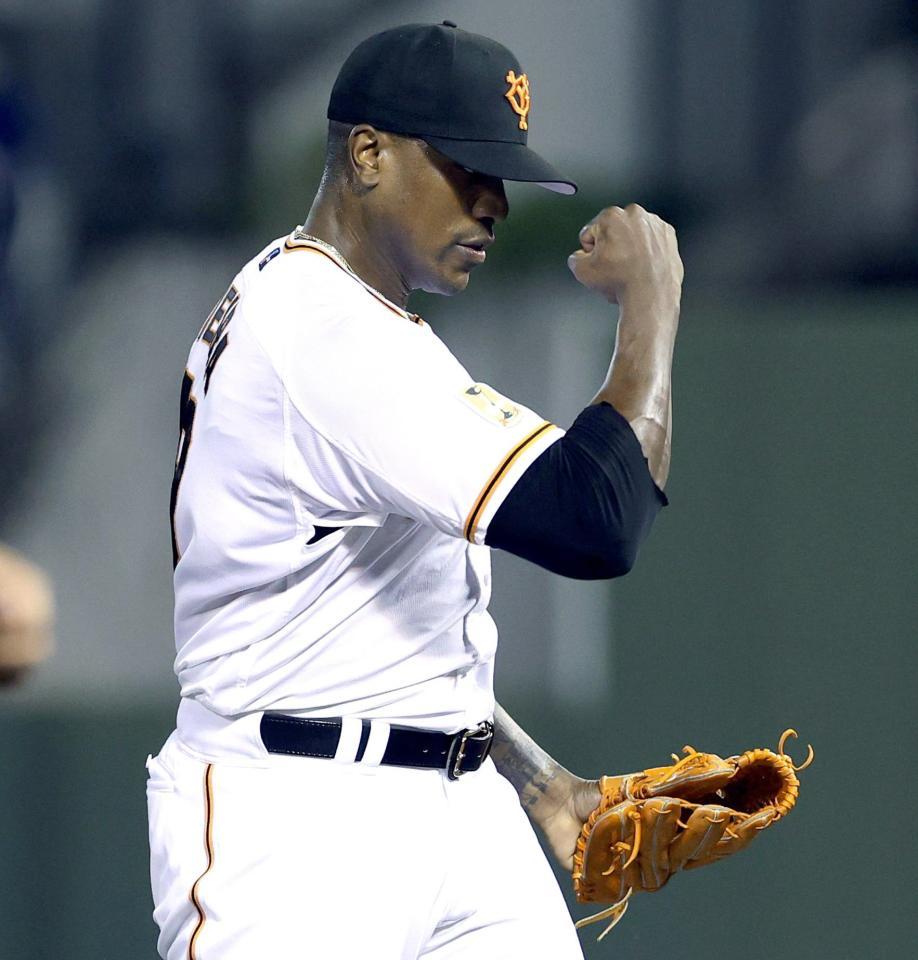 　無失点に抑えてガッツポーズするビエイラ