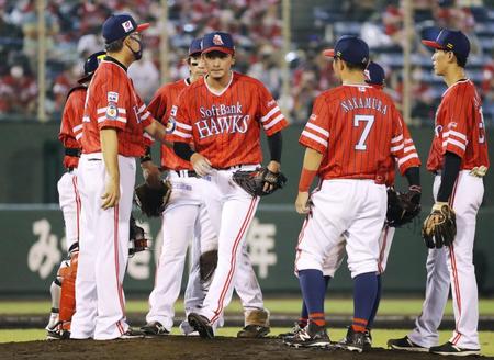 　５回途中、降板する東浜（中央）（共同）