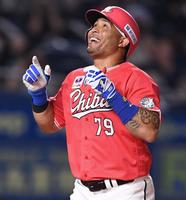 　６回、左越えソロを放ち会心の笑みを浮かべ天を仰ぐマーティン