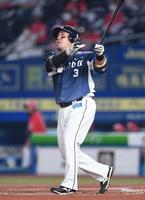 　１回、左越え３ランを放つ山川（撮影・開出牧）