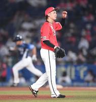 　４回、川越（後方）に右越えソロを打たれたロッテの２番手・中村稔（撮影・開出牧）