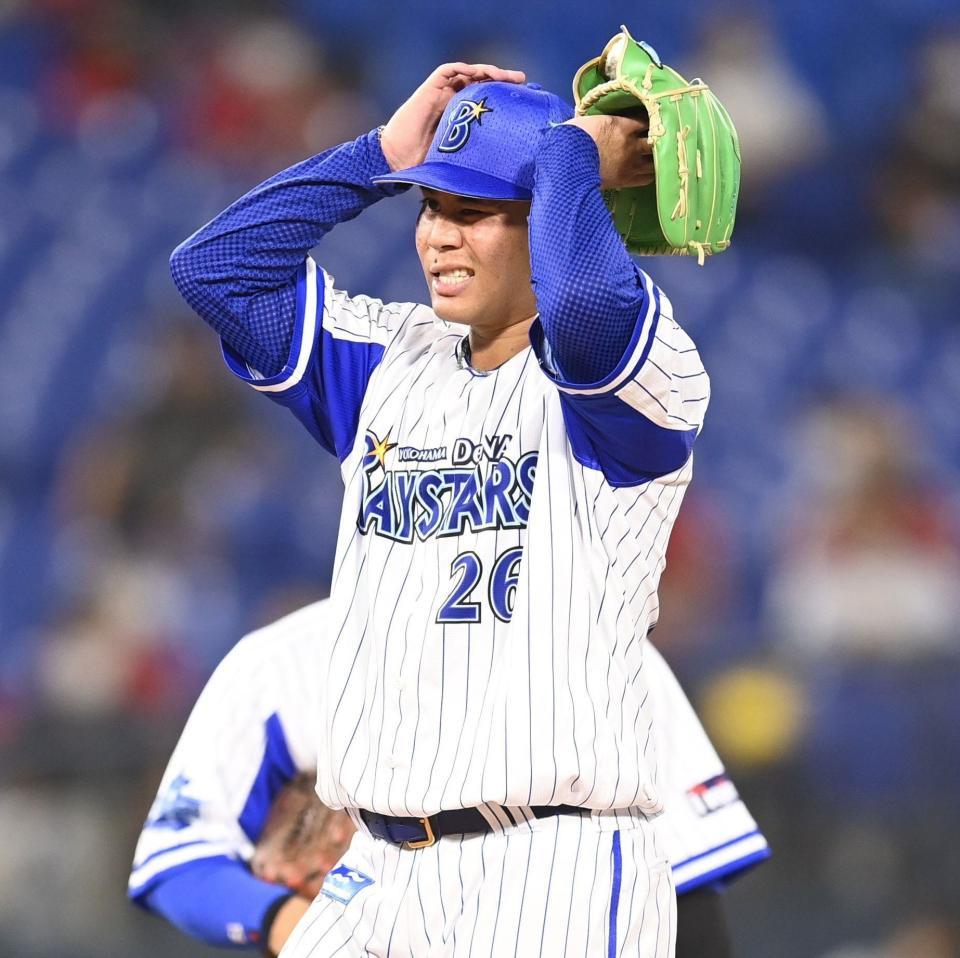 　８月３１日の広島戦３回、小園に勝ち越し打を許したところで降板を告げられ厳しい表情を見せる浜口（撮影・高石航平）