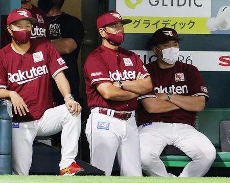 　９回の攻撃を見守る石井監督（右端）