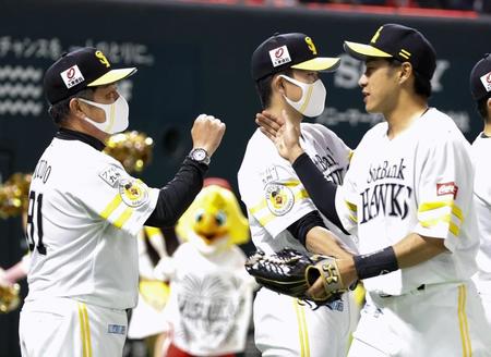 　楽天に勝利し、工藤監督（左）とタッチを交わす柳田（右）
