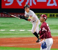 　１回、牧原大が右中間に初球先頭打者本塁打を放つ。投手は則本昂