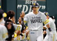 　５回、３ランを放ちナインに迎えられる柳田