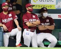 　９回の攻撃を見守る石井監督（右端）