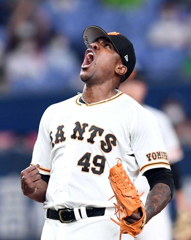 　３２試合連続無失点の外国人投手新記録を達成し雄たけびを上げるビエイラ