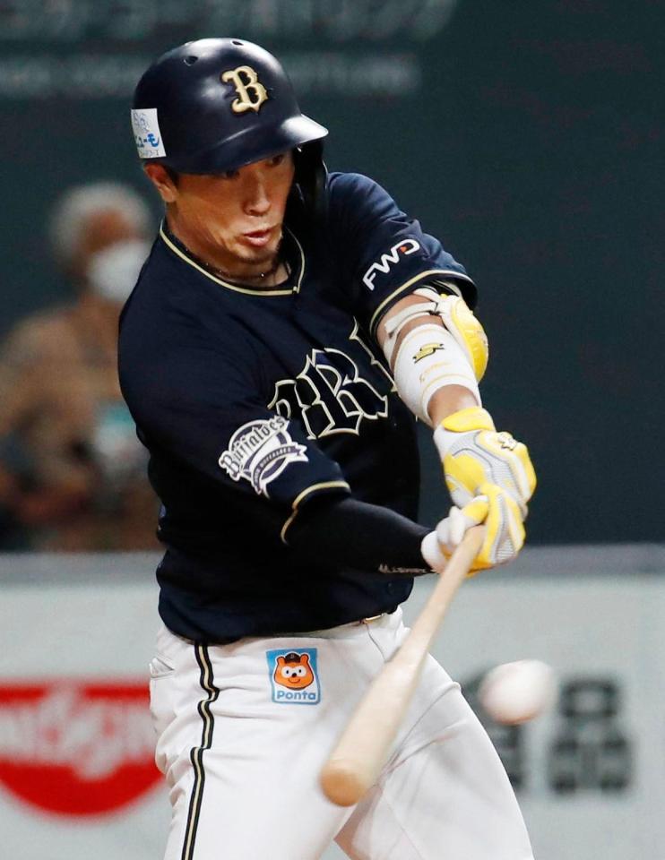 　３回、安達が右前に勝ち越し打を放つ