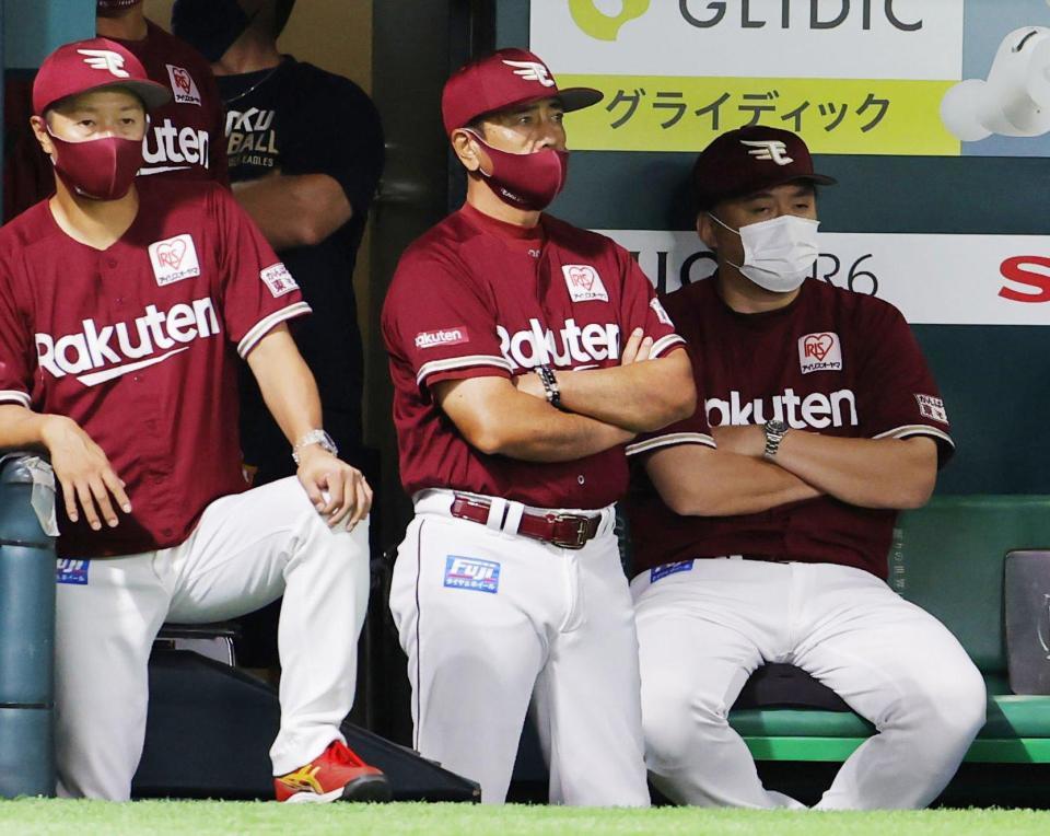 　９回の攻撃を見守る石井監督（右端）