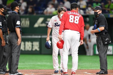 ヤクルトー対広島戦でマスクをしてメンバー表交換に立ち会う審判団＝東京ドーム（撮影・西岡正）