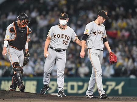 ７回途中、降板する戸郷（右）＝甲子園（撮影・北村雅宏）