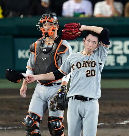 ７回、戸郷は同点に追いつかれ降板する＝甲子園（撮影・山口登）