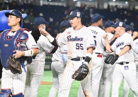 試合に勝利し、タッチをかわす村上（中央）らヤクルトナイン＝東京ドーム（撮影・高石航平）