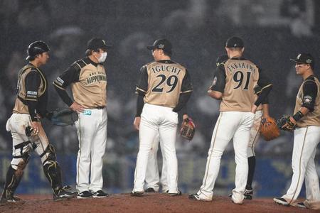 ８回、佐藤都の打球を遊撃手の中島が後逸し、同点に追いつかれた井口（中央）の元に集まる日本ハムナイン。左から２人目は荒木コーチ＝ＺＯＺＯマリン（撮影・開出牧）