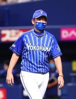 ７回、投手交代を告げる三浦監督＝バンテリンドームナゴヤ