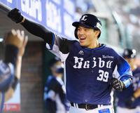 ９回、生還してベンチ前でガッツポーズをする呉＝楽天生命パーク（撮影・堀内翔）