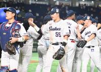 試合に勝利し、タッチをかわす村上（中央）らヤクルトナイン＝東京ドーム（撮影・高石航平）