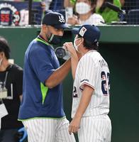 広島に勝利し、高津監督（右）に祝福されるスアレス＝東京ドーム（撮影・西岡正）
