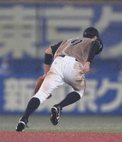 ８回、佐藤都の打球を後逸し追いかける中島＝ＺＯＺＯマリン（撮影・開出牧）