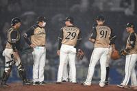 ８回、佐藤都の打球を遊撃手の中島が後逸し、同点に追いつかれた井口（中央）の元に集まる日本ハムナイン。左から２人目は荒木コーチ＝ＺＯＺＯマリン（撮影・開出牧）
