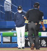 ４回、投手交代を告げる栗山監督＝ＺＯＺＯマリン（撮影・開出牧）