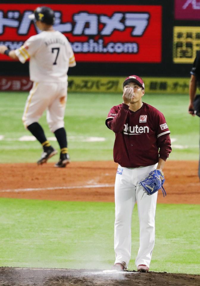 　５回、柳田に３ランを浴びた則本昂。奥は生還した一走・中村晃（共同）