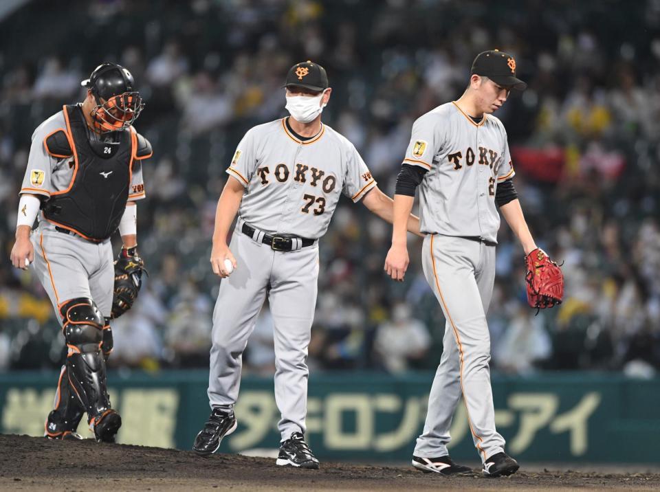 ７回途中、降板する戸郷（右）＝甲子園（撮影・北村雅宏）