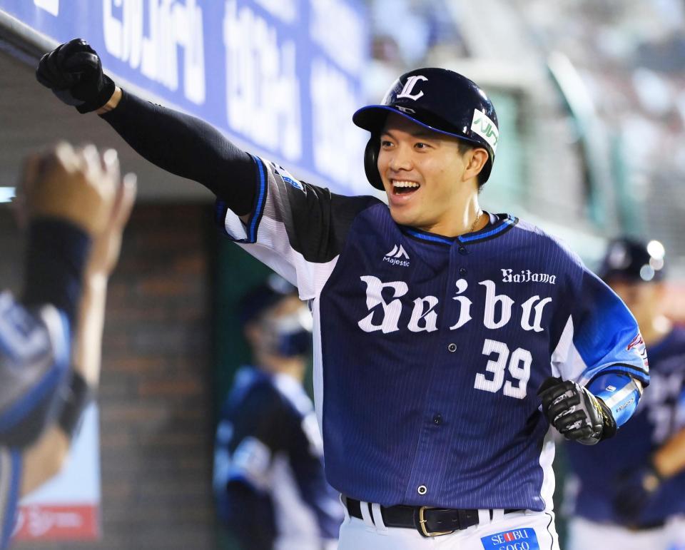 ９回、生還してベンチ前でガッツポーズをする呉＝楽天生命パーク（撮影・堀内翔）