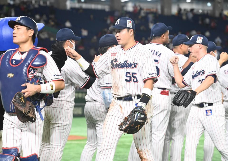 試合に勝利し、タッチをかわす村上（中央）らヤクルトナイン＝東京ドーム（撮影・高石航平）