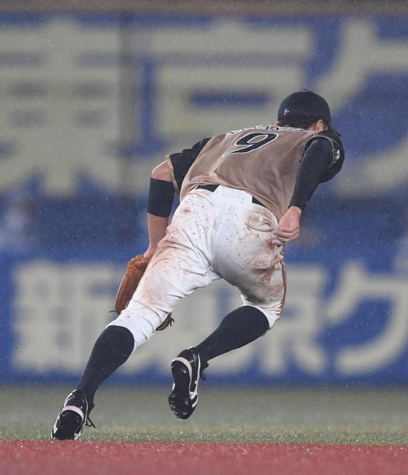 ８回、佐藤都の打球を後逸し追いかける中島＝ＺＯＺＯマリン（撮影・開出牧）