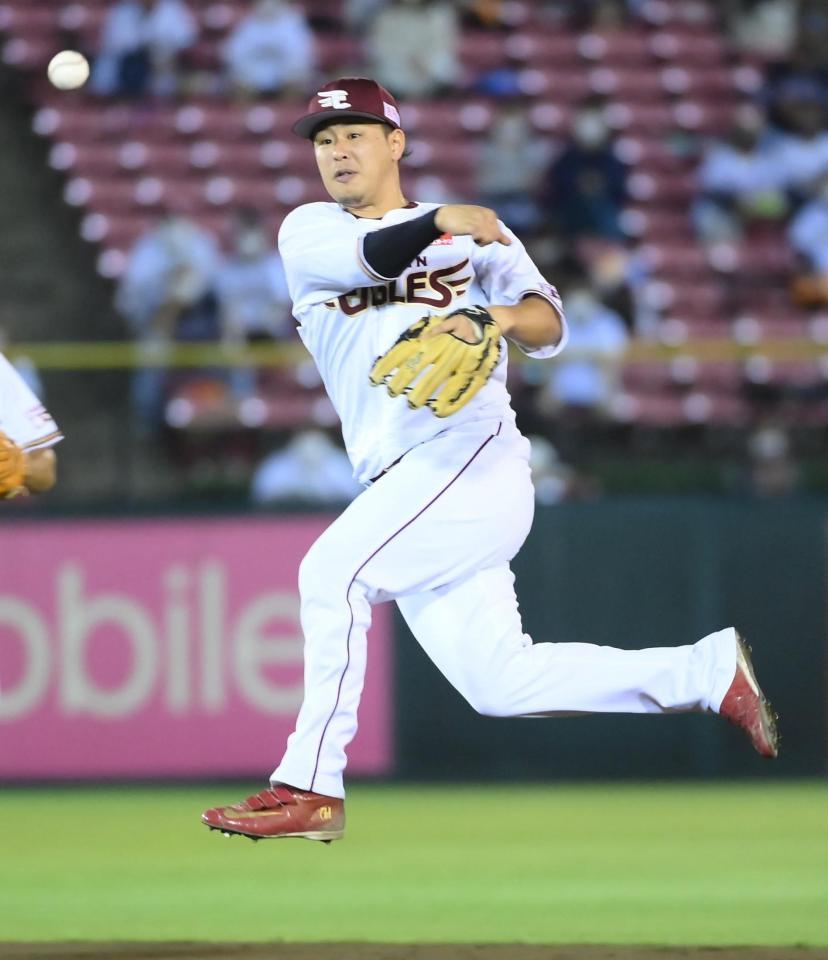 ５回、ジャンピングスローを見せる浅村＝楽天生命パーク（撮影・堀内翔）