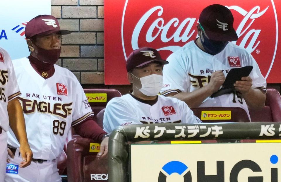 ９回、勝ち越しを許し、さえない表情の石井監督（中央）＝楽天生命パーク