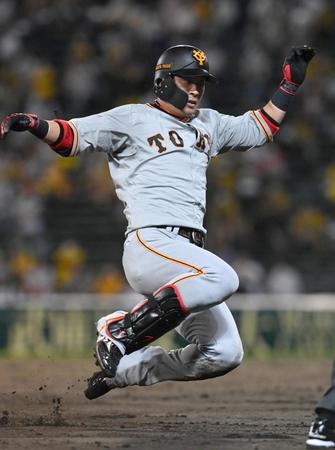 　６回、右中間に適時三塁打を放ち滑り込む巨人・亀井