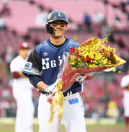 　９回、通算２０００安打を達成して花束を手にする西武・栗山巧＝楽天生命パーク（撮影・堀内翔）