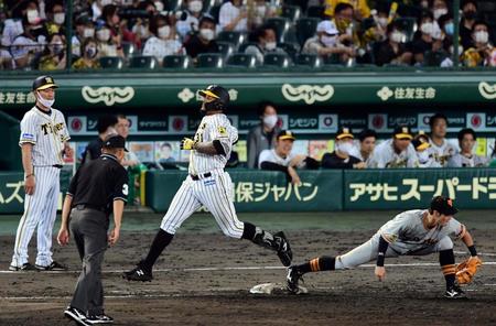 ８回阪神１死満塁、阪神ジェフリー・マルテは併殺に倒れる＝甲子園（撮影・山口登）