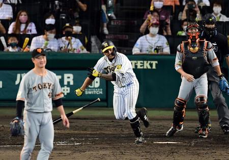 　８回、阪神・マルテは併殺に倒れる＝甲子園（撮影・山口登）