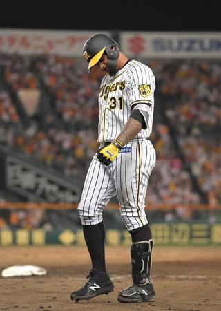 ８回、併殺に倒れ肩を落とす阪神・マルテ＝甲子園（撮影・高部洋祐）