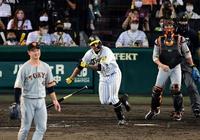 　８回、阪神・マルテは併殺に倒れる＝甲子園（撮影・山口登）