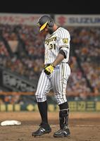 ８回、併殺に倒れ肩を落とす阪神・マルテ＝甲子園（撮影・高部洋祐）