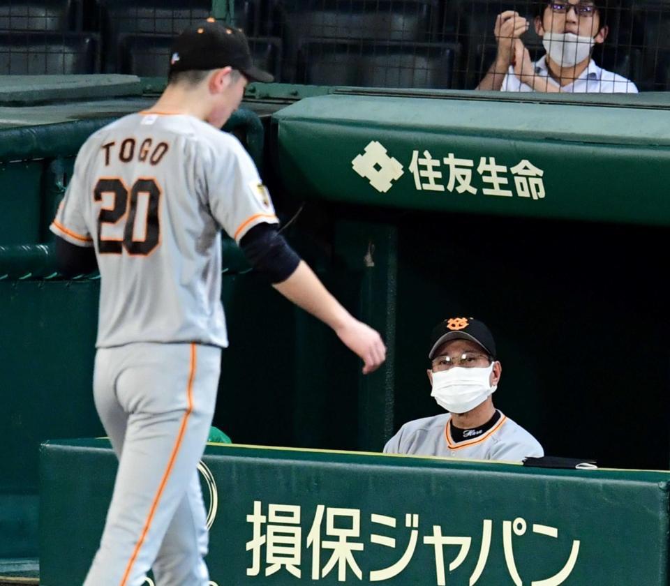 　７回、降板する戸郷を見つめる原監督（右）