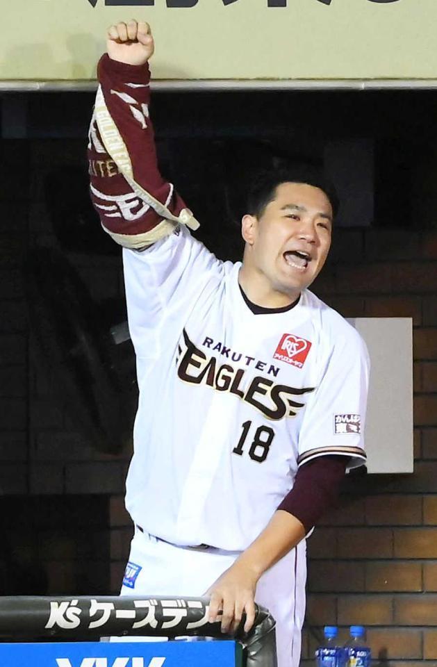 　８回、同点となりベンチでガッツポーズをする田中将