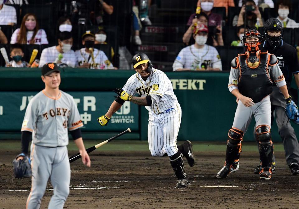 　８回、阪神・マルテは併殺に倒れる＝甲子園（撮影・山口登）