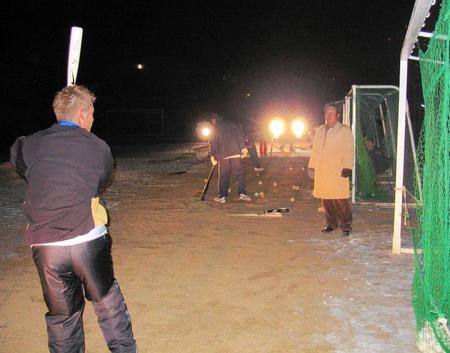 　プロ入り後も年末年始に帰省すると小学校のグラウンドでティー打撃を行う栗山（左）。右は練習を見守る恩師の牧野栄一さん