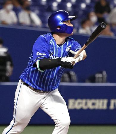 　７回２死一塁、佐野が右中間に勝ち越し２ランを放つ