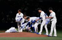 　木下雄介さんの追悼試合のセレモニーで、マウンドに献花する中日の（左から）柳、京田、与田監督、大野雄、木下拓