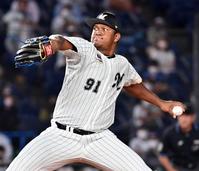 　日本ハム打線を相手に力投する先発のロメロ