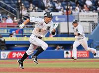 　２回、先制の適時内野安打を放った荻野。右は本塁へ向かう三走・角中